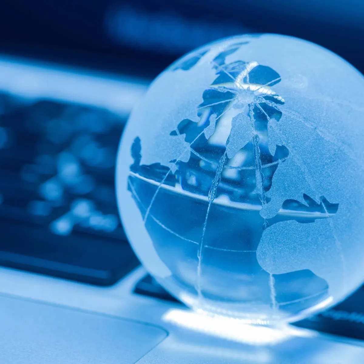 Globo de vidro sobre um teclado