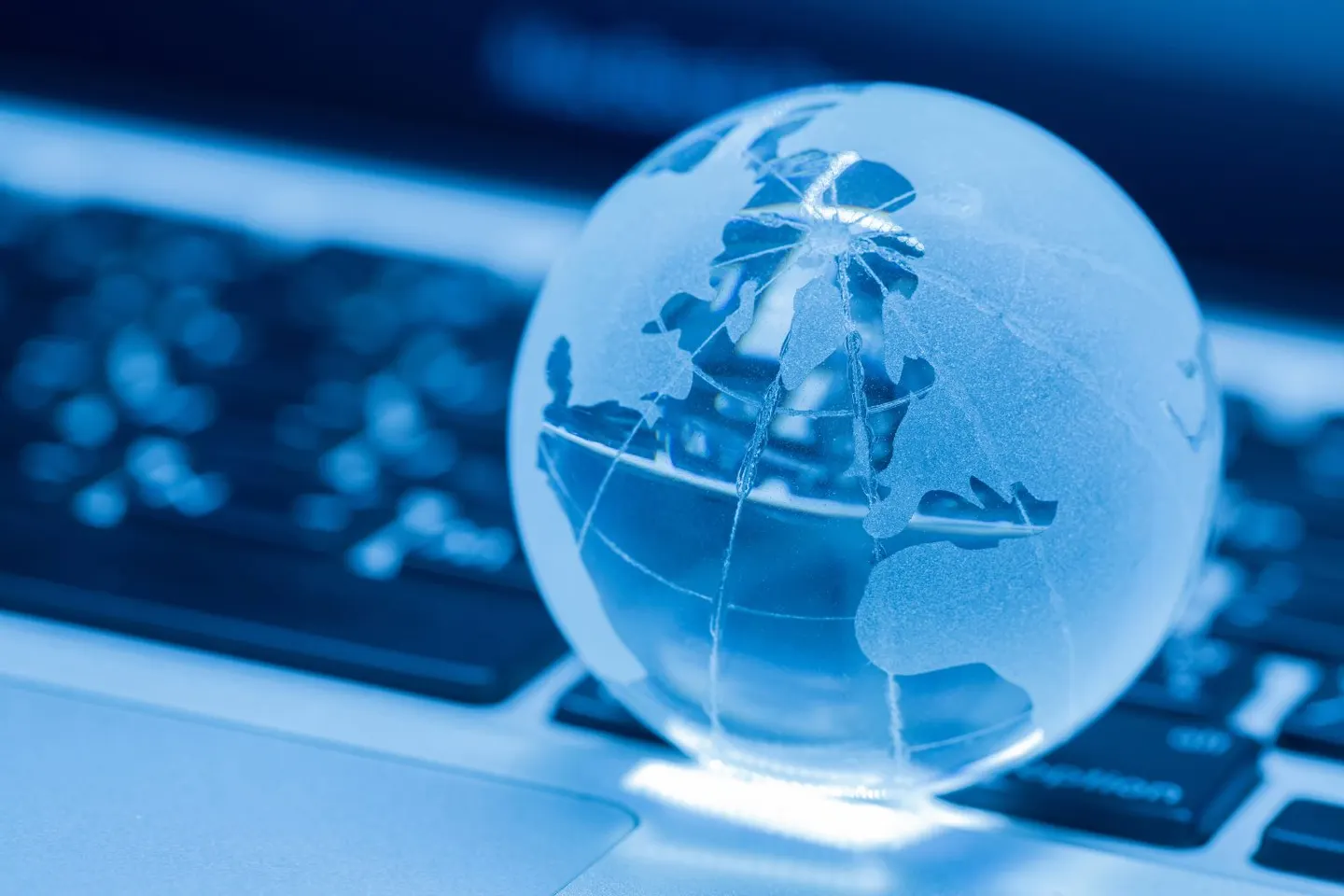 Globo de vidro sobre um teclado