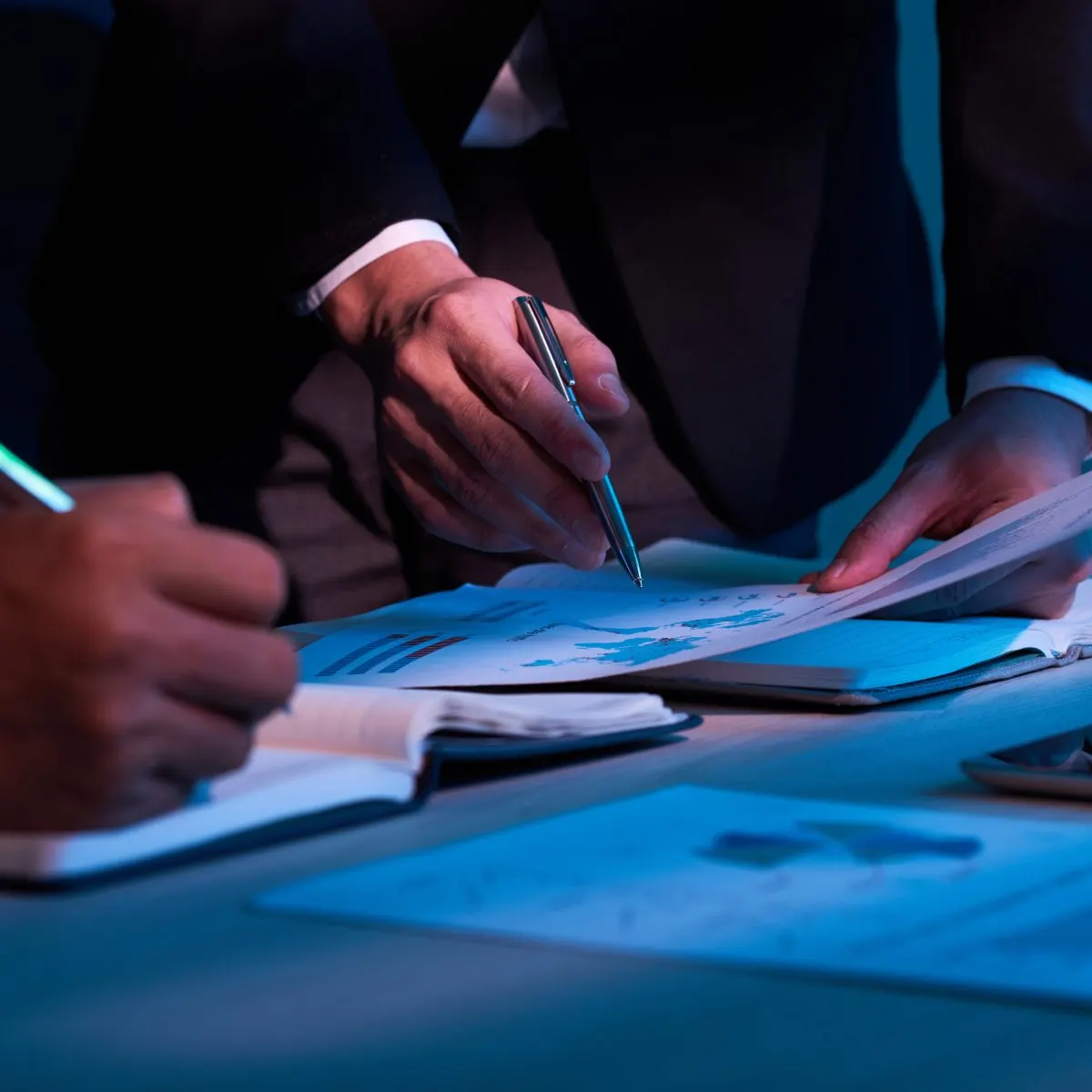 Consultores a analisar documentos