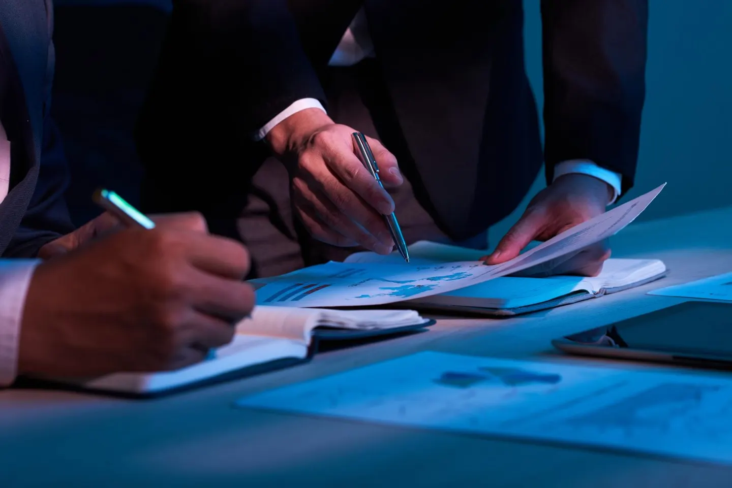 Consultores a analisar documentos