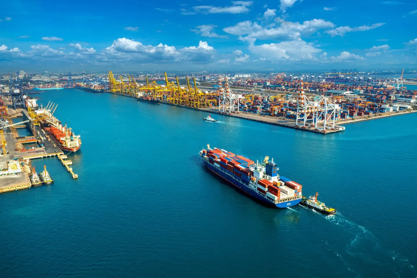 Porto de contentores com navio de carga