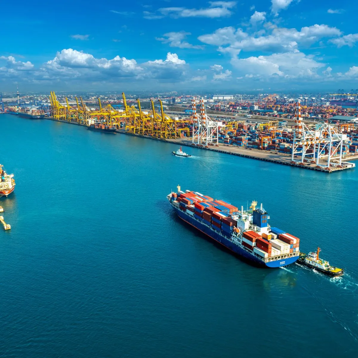 Porto de contentores com navio de carga